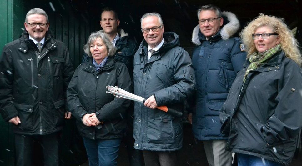 Von links: Landrat Bernd Lütjen, Anke Kämner, stellvertretende Ortsvorsteherin aus Hüttenbusch, Hendrik Lüürs (EWE Netz), Worpswedes Stefan Schwenke, Torsten Wüstenberg (EWE Netz) und Anwohnerin Heike Heinemann beim Ortstermin in Fünfhausen. Foto: ui