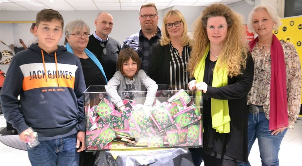 Im Autohaus Meyer wurden die zehn Gewinner des LiLi-Live-Weihnachtsgewinnspiels gezogen. Von links: Glücksbringer Phillip Rohlfs, Gunda Gefken, Fred Meyer, Glücksfee Johanna Rohlfs sowie von der Werbegemeinschaft Bernd Lindemann, Anke Haar, Andrea Vogelsang und Katja Meyerdierks.
Foto: ui