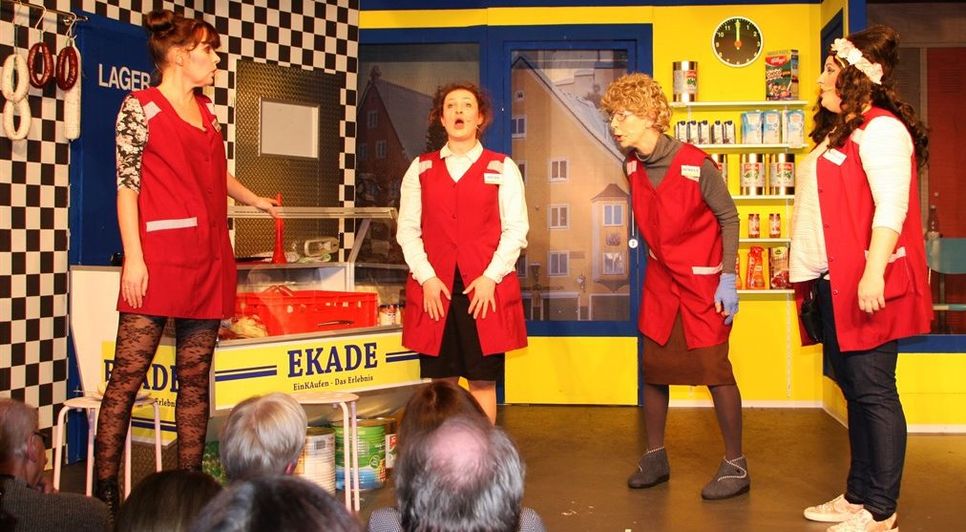 Einen ganz besonderer Tag im Supermarkt verbringen diese vier Frauen am Rande der Wursttheke!
 Foto: mr