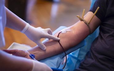 Bis auf einen kleinen Pieks tut Blutspenden nicht weh und dauert gerade einmal fünf bis zehn Minuten. Foto: Archiv/fotolia