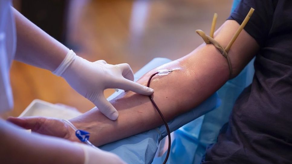 Bis auf einen kleinen Pieks tut Blutspenden nicht weh und dauert gerade einmal fünf bis zehn Minuten. Foto: Archiv/fotolia