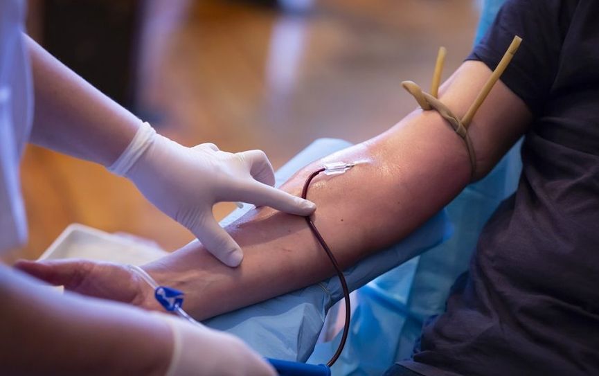 Bis auf einen kleinen Pieks tut Blutspenden nicht weh und dauert gerade einmal fünf bis zehn Minuten. Foto: Archiv/fotolia