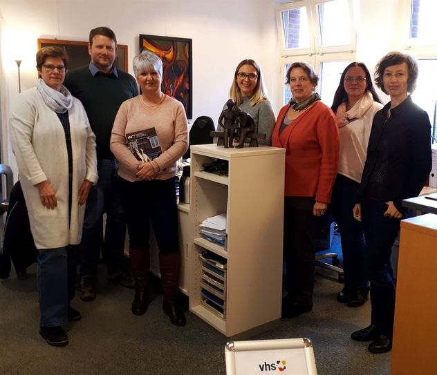 Martina Michelsen, Leiterin der VHS und das Team der VHS freuen sich auf ein spannendes Semester Frühjahr/Sommer 2019.  Foto: mr