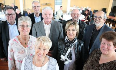 Frischer Wind im Ratssaal: (von links) Harry Schnakenberg, Karin Beuth, Manfred Henkis (ganz hinten), Peter Lessmann, Barbara Spitze (ganz vorn), Ute Schwarzrock, dahinter Dieter Cordes, Manfred Weidenbach und Monika Stahlberg.  Foto: ek