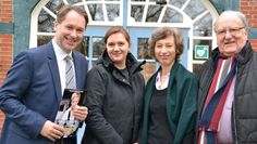 Jens Themsen von der Volksbank eG Osterholz-Bremervörde, Carolin Novak von den Osterholzer Stadtwerken, Dr. Martina Michelsen von der Kulturabteilung Lilienthal und Initiator Peter Schwalbe. Foto: ui