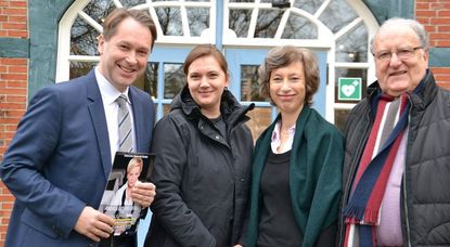 Jens Themsen von der Volksbank eG Osterholz-Bremervörde, Carolin Novak von den Osterholzer Stadtwerken, Dr. Martina Michelsen von der Kulturabteilung Lilienthal und Initiator Peter Schwalbe. Foto: ui
