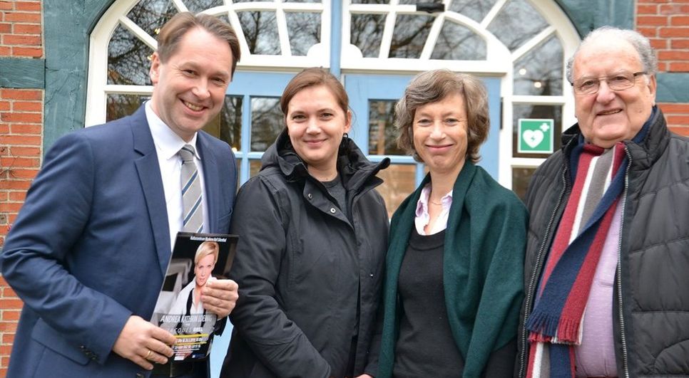 Jens Themsen von der Volksbank eG Osterholz-Bremervörde, Carolin Novak von den Osterholzer Stadtwerken, Dr. Martina Michelsen von der Kulturabteilung Lilienthal und Initiator Peter Schwalbe.  Foto: ui