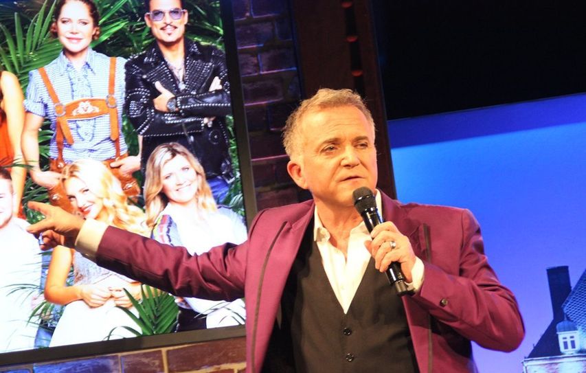 Deutschlands Top Parodist Jörg Knör gab ein gefeiertes Gastspiel im Bremervörder Ratssaal.  Foto: im