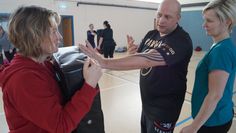 Unter genauer Anleitung von Kampfsporttrainer Marco Gevatter erlernten alle Teilnehmerinnen, wie sie sich in einer Gefahrensituation zur Wehr setzen können.  Foto: jgir