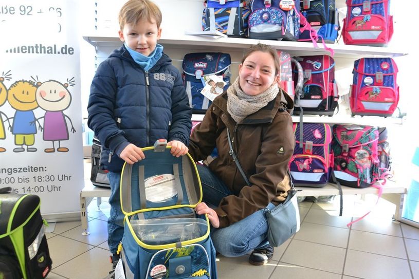 Tom kommt nach den Sommerferien in die Schule. Er freut sich schon sehr darauf. Und einen schicken Ranzen hat er auch schon, neben ihm seine Mutter.  Foto: ui