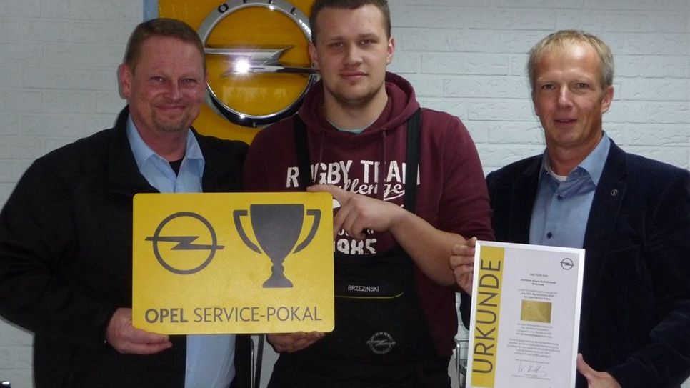 Alexander Neuber (li.) übergibt den Opel Service-Pokal an Servicetechniker Martin Brezinski und Serviceberater Marco Sinn.  Foto: eb