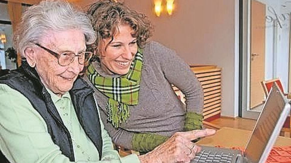 Dank Tablet oder Laptop können Senioren alte Schlager hören - und auch die Verbindung zu Verwandten in der Ferne halten.  Foto: djd/Büchmann/Seminare/Peter Maszlen - Fotolia.com