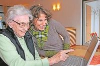 Dank Tablet oder Laptop können Senioren alte Schlager hören - und auch die Verbindung zu Verwandten in der Ferne halten.  Foto: djd/Büchmann/Seminare/Peter Maszlen - Fotolia.com
