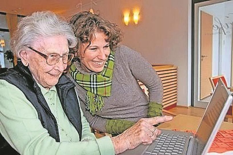 Dank Tablet oder Laptop können Senioren alte Schlager hören - und auch die Verbindung zu Verwandten in der Ferne halten.  Foto: djd/Büchmann/Seminare/Peter Maszlen - Fotolia.com
