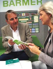 Regionalgeschäftsführerin Ilka Seebeck und Barmer Pressesprecher Michael Erdmann im Gespräch über den aktuellen Barmer Gesundheitsreport für den Landkreis Osterholz. Foto: jgir