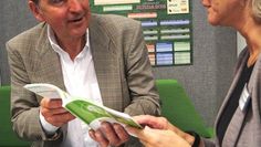 Regionalgeschäftsführerin Ilka Seebeck und Barmer Pressesprecher Michael Erdmann im Gespräch über den aktuellen Barmer Gesundheitsreport für den Landkreis Osterholz. Foto: jgir