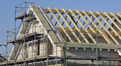 Natürliche Materialien sind nicht immer die ökologisch sinnvolle Lösung, wenn es um Dämmleistung, schlanke Dachaufbauten und Langlebigkeit geht. Foto: djd/Paul Bauder/acilo-Getty Images