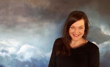 Die Malerin Rabea Medebach ist fasziniert vom Wolkenhimmel und bringt diesen in faszinierenden Farbspielen auf die Leinwand. Ab dem 3. Februar sind ihre Werk ein Borgfeld zu sehen. Foto: eb
