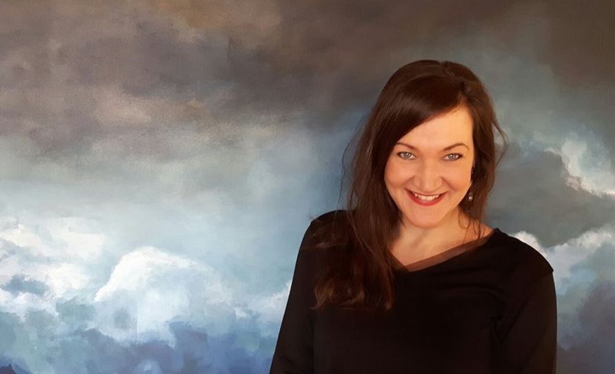 Die Malerin Rabea Medebach ist fasziniert vom Wolkenhimmel und bringt diesen in faszinierenden Farbspielen auf die Leinwand. Ab dem 3. Februar sind ihre Werk ein Borgfeld zu sehen. Foto: eb