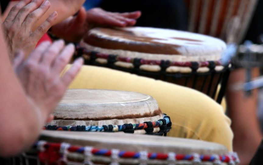 Der Kurs „Ratta-Zittong“ verspricht viel Spaß beim Trommeln auf Kongas. Foto: Adobe Stock / Anja Liefting