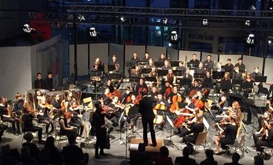 Das Bremer Jugendsinfonieorchester unter der Leitung von Martin Lentz spielte die Zuhörer des Neujahrskonzert in der Sparkasse mit populären Klassikern schwungvoll ins neue Jahr.  Foto: ek