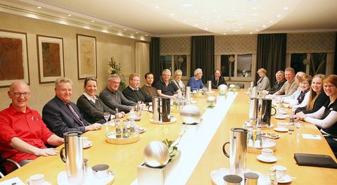 Auf Einladung der Volksbank eG Osterholz-Bremervörde kamen die Vertreter der mit einer finanziellen Unterstützung beschiedenen Vereine des Landkreises.  Foto: ek