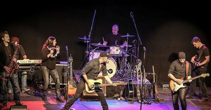 Der achtköpfigen Formation um Frontmann Thomas Heinen geht es darum, Bruces „Spirit“ und die Begeisterung für seine Musik zu transportieren und diese in mehrstündigen Live-Konzerten mit ihren Konzertbesuchern und Fans zu teilen. Foto: (eb)