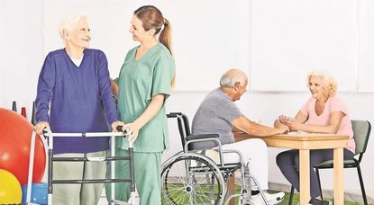 Pflegeberufe bieten beste Zukunfts-Chancen. Ab 2020 wird es eine kostenfreie und bundesweit einheitliche Ausbildung geben. Foto: stylephotographs/123rf/randstad