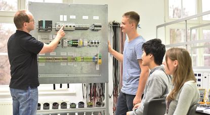 Bei der Arbeit mit Strom sind höchste Konzentration und Fachwissen unumgänglich. Während der zweijährigen dualen Ausbildung lernen angehende Industrieelektriker alles, was sie über den sicheren Umgang mit Schaltkreisen wissen müssen. Foto: industrieblick/Fotolia/randstad