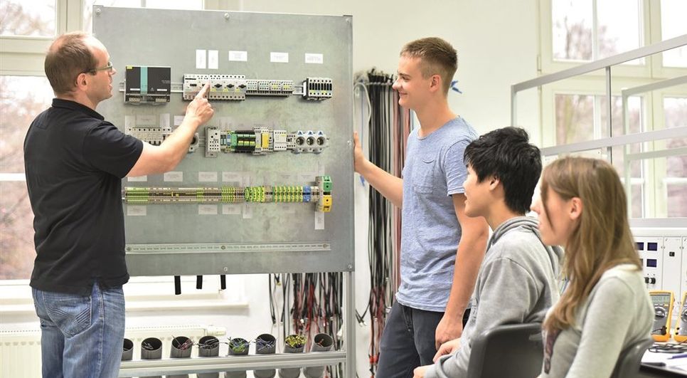 Bei der Arbeit mit Strom sind höchste Konzentration und Fachwissen unumgänglich. Während der zweijährigen dualen Ausbildung lernen angehende Industrieelektriker alles, was sie über den sicheren Umgang mit Schaltkreisen wissen müssen.  Foto: industrieblick/Fotolia/randstad
