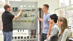 Bei der Arbeit mit Strom sind höchste Konzentration und Fachwissen unumgänglich. Während der zweijährigen dualen Ausbildung lernen angehende Industrieelektriker alles, was sie über den sicheren Umgang mit Schaltkreisen wissen müssen.  Foto: industrieblick/Fotolia/randstad