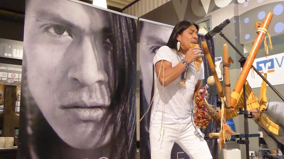 Supertalentgewinner Leo Rojas bot den Fans auf der Marktkauf-Bühne ein musikalisches Programm auf seiner Panflöte.  Foto: hc