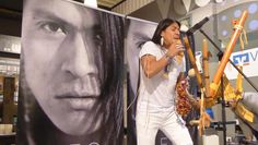 Supertalentgewinner Leo Rojas bot den Fans auf der Marktkauf-Bühne ein musikalisches Programm auf seiner Panflöte.  Foto: hc