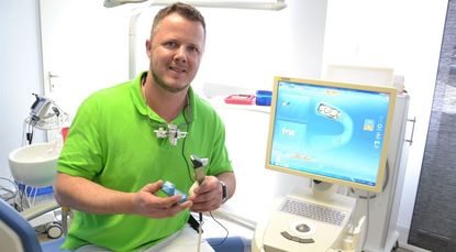 Nicolas Laack zeigt hier an einem Modell, wie er in seiner Zahnarztpraxis eine Krone ohne Abdruck mit modernster Technik fertigt. Foto: ui