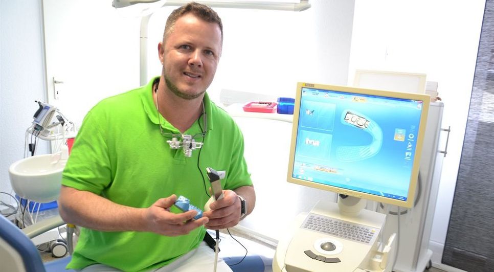 Nicolas Laack zeigt hier an einem Modell, wie er in seiner Zahnarztpraxis eine Krone ohne Abdruck mit modernster Technik fertigt. Foto: ui