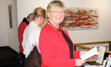 Lesevergnügen und Spannung pur versprechen die Geschichten von der Autorin Annegret Achner aus Bremen-Nord. Sie las in den Räumen des NWWK, in der Bergstr. 22 in Worpswede, im Rahmen der Ausstellung “Sichtweisen III” aus ihren Büchern vor. Foto: mr