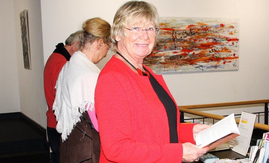 Lesevergnügen und Spannung pur versprechen die Geschichten von der Autorin Annegret Achner aus Bremen-Nord. Sie las in den Räumen des NWWK, in der Bergstr. 22 in Worpswede, im Rahmen der Ausstellung “Sichtweisen III” aus ihren Büchern vor. Foto: mr