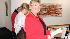 Lesevergnügen und Spannung pur versprechen die Geschichten von der Autorin Annegret Achner aus Bremen-Nord. Sie las in den Räumen des NWWK, in der Bergstr. 22 in Worpswede, im Rahmen der Ausstellung “Sichtweisen III” aus ihren Büchern vor. Foto: mr