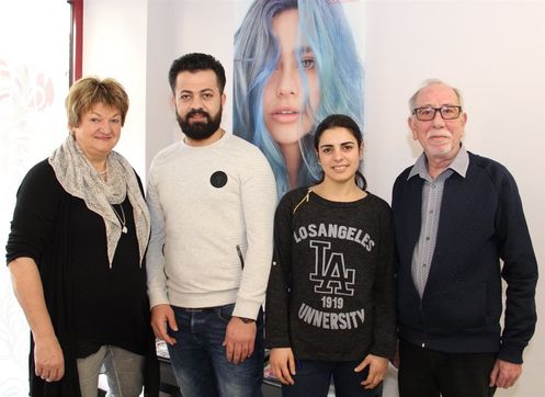 Im Salon von Barbara Marohn (links) und Werner Marohn (rechts) wird Ausbildung nach wie vor groß geschrieben. Nechirwan Abdulkarim und Sadiye Akkurt (von links) befinden sich beide momentan im ersten Lehrjahr.  Foto: ue