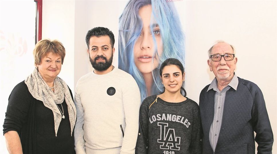 Im Salon von Barbara Marohn (links) und Werner Marohn (rechts) wird Ausbildung nach wie vor groß geschrieben. Nechirwan Abdulkarim und Sadiye Akkurt (von links) befinden sich beide momentan im ersten Lehrjahr.  Foto: ue