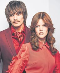 Joung, wild and free. Mehr Haarlänge heißt auch mehr Wandelbarkeit. Kombiniert mit dem klassischen Oberlippenbart eine Hommage an die 70er. Die Föhnwelle bei den Damen hat Kultstatus und ist ideal für jede Frau, die gerne mal gegen den Strom schwimmt. Groovy Baby! Foto: Frisurenhandwerk.de