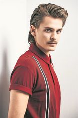 Joung, wild and free. Mehr Haarlänge heißt auch mehr Wandelbarkeit. Kombiniert mit dem klassischen Oberlippenbart eine Hommage an die 70er. Die Föhnwelle bei den Damen hat Kultstatus und ist ideal für jede Frau, die gerne mal gegen den Strom schwimmt. Groovy Baby! Foto: Frisurenhandwerk.de