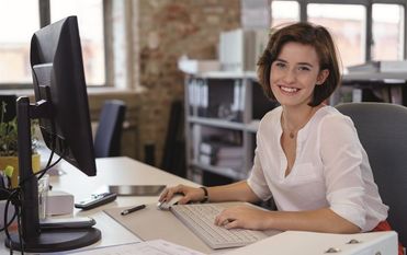 Neues Berufsbild: Kaufmann/-frau E-Commerce ist das Online-Pendant zum klassischen Einzelhandelskaufmann und ist Erfolg versprechend. Foto: Contrastwerkstatt/Fotolia