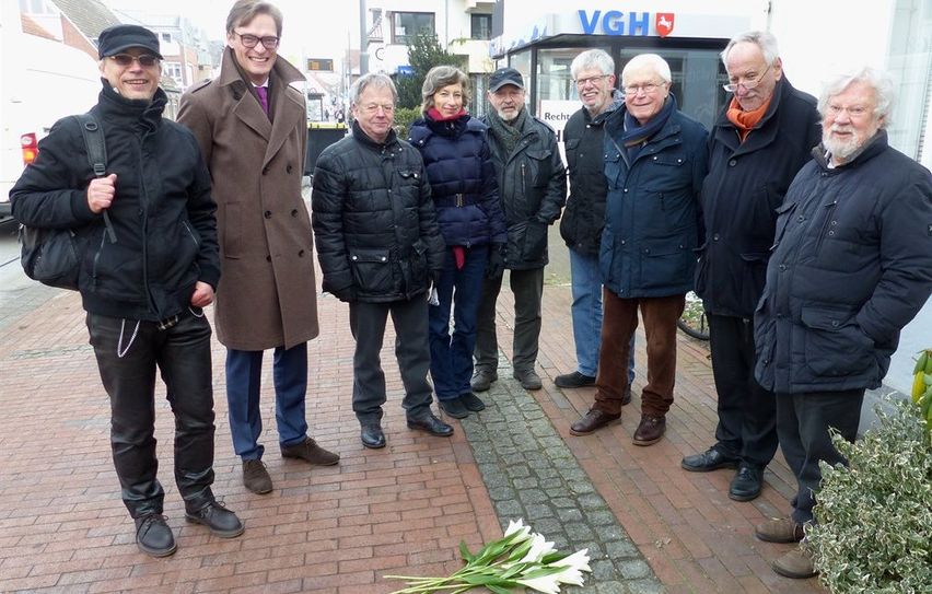 Bürger Lilienthals und Bürgermeister Kristian Tangermann legten zum Gedenktag Lilien auf die Stolpersteine Ludwig und Julius Frank.  Foto: eb
