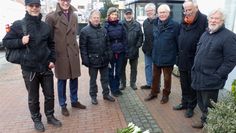 Bürger Lilienthals und Bürgermeister Kristian Tangermann legten zum Gedenktag Lilien auf die Stolpersteine Ludwig und Julius Frank.  Foto: eb