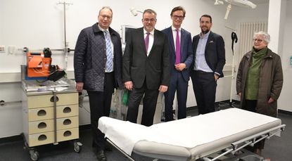 Sie sind von der Zentralen Notaufnahme mit angeschlossener internistischer Funktionsdiagnostik beeindruckt: Der Landtagsabgeordnete Axel Miesner, Guido von den Benken vom Niedersächsischen Ministerium für Soziales, Gesundheit und Gleichstellung, Bürgermeister Kristian Tangermann, Dr. Benjamin Behar von der Klinik-Geschäftsleitung und Monica Röhr vom Klinikbeirat und Vorsitzende der Klinik-Stiftung.  Foto: ui