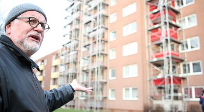 Jörg Günther (ArgePlan) vor dem Hochhaus, sichtbar von der B74, das zurzeit saniert wird und bald einen anderen Eingang und eine andere Adresse haben wird.  Foto: ek