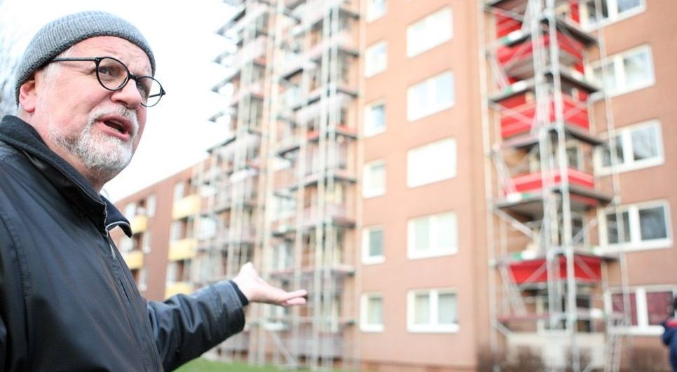 Jörg Günther (ArgePlan) vor dem Hochhaus, sichtbar von der B74, das zurzeit saniert wird und bald einen anderen Eingang und eine andere Adresse haben wird.  Foto: ek