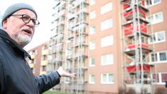 Jörg Günther (ArgePlan) vor dem Hochhaus, sichtbar von der B74, das zurzeit saniert wird und bald einen anderen Eingang und eine andere Adresse haben wird.  Foto: ek