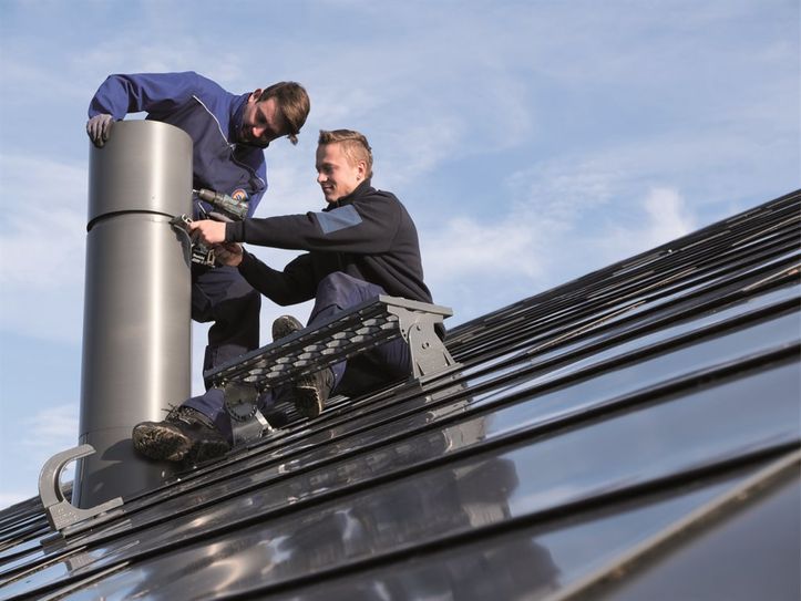 Was viele nicht wissen: Metalldächer werden vom Klempner montiert.  Foto: ZVSHK/txn